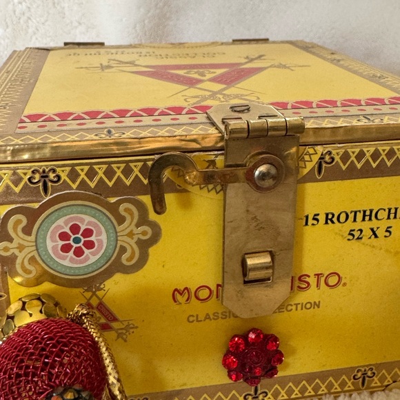 Monte Cristo Classic Collection Box Purse - Picture 3 of 14